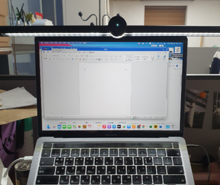 TOMO GRAPHY 나 있을땐 환한 조명 나 없을땐 확실한 살균 ★ DESK LIGHT & STERILIZER [ON] ★ — 5점을 준 리뷰어가 2021년 11월 올린 사용 사진