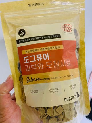 도그퓨어 피부와모질/혼합유산균/글루코사민 유기농 로스팅 사료 — 5점을 준 리뷰어가 2021년 9월 올린 사용 사진