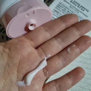 위시스 프리미엄 글루타치온  화이트닝 바디로션 — 4점을 준 리뷰어가 2022년 12월 올린 사용 사진