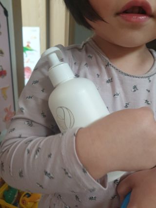 mom e 맘이 내추럴 베이비 케어 샴푸앤바스+로션 — 5점을 준 리뷰어가 2021년 1월 올린 사용 사진