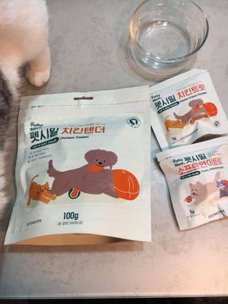 [펫시밀] 원물그대로 영양듬뿍 진공동결건조 치킨텐더100g, 열빙어트릿100g 강아지 고양이 간식 — 5점을 준 리뷰어가 2023년 5월 올린 사용 사진