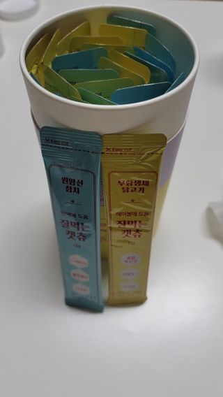 페페로니 잘 먹는 캣츄 - 무항생제 닭고기 12개 + 원양선 참치 12개 — 5점을 준 리뷰어가 2021년 8월 올린 사용 사진