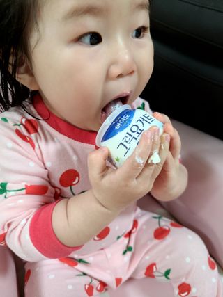 매일바이오 그릭요거트 오리지널 플레인 4개, 로스터리 커피믹스 4개 — 5점을 준 리뷰어가 2021년 12월 올린 사용 사진