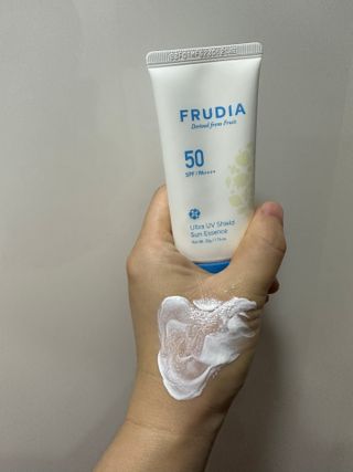 틱톡 [후르디아] 백탁NO! 화잘먹 수분광 선 에센스✨ — 5점을 준 리뷰어가 2023년 8월 올린 사용 사진
