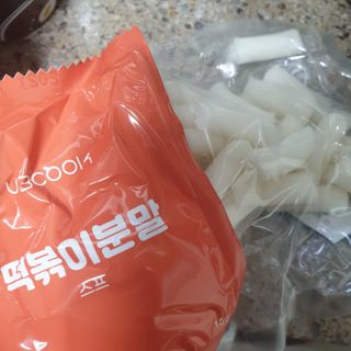 유비쿡 컵떡볶이 매운컵떡볶이2개/ 짜장컵떡볶이 2개  총 4개세트 — 5점을 준 리뷰어가 2021년 2월 올린 사용 사진