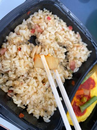 직탁 식단관리 3종 도시락(꼬막 듬뿍 곤드레비빔밥, 알리오올리오 불고기오믈렛, 매콤쭈꾸미 시래기유채밥) — 3점을 준 리뷰어가 2022년 7월 올린 사용 사진