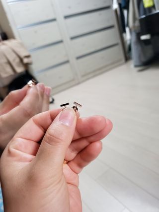 [골드앤디어]14k 미니 스틱 바 귀걸이_3color — 5점을 준 리뷰어가 2021년 6월 올린 사용 사진