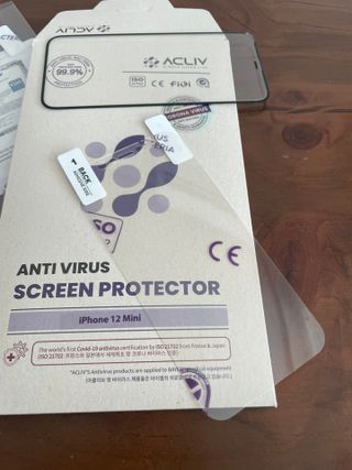 아클리브 Eco 항균 항바이러스 액정 보호필름(iPhone) — 5점을 준 리뷰어가 2022년 8월 올린 사용 사진