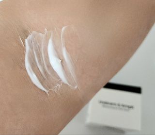 비엔디 프리용[한/영]BnD 바디 미백 겨드랑이 크림 — 5점을 준 리뷰어가 2024년 11월 올린 사용 사진
