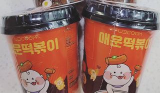 유비쿡 컵떡볶이 매운컵떡볶이2개/ 짜장컵떡볶이 2개  총 4개세트 — 5점을 준 리뷰어가 2021년 3월 올린 사용 사진