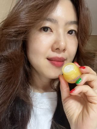 틱톡 [후르디아] 튼입술해결템 올리브영 블루베리 하이드레이팅 허니 립밤 — 5점을 준 리뷰어가 2023년 12월 올린 사용 사진