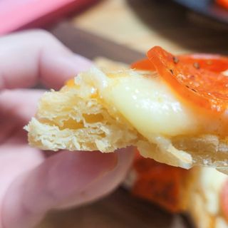 [푸딩팩토리] 페스츄리 피자 4종 택3_파이브 치즈/페퍼로니 비프칠리/고추베이컨 포테이토/허니고르곤졸라 — 5점을 준 리뷰어가 2022년 7월 올린 사용 사진