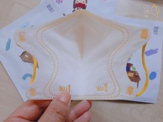 [블루 본 아이노우] 유아용 컬러마스크 40 PCS SET 2중 택 1 — 5점을 준 리뷰어가 2021년 5월 올린 사용 사진