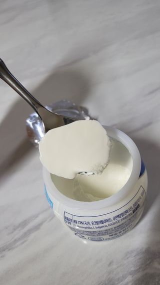 매일바이오 그릭요거트 오리지널 플레인 4개, 로스터리 커피믹스 4개 — 5점을 준 리뷰어가 2021년 12월 올린 사용 사진