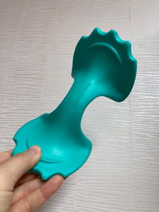 힐니스북 [힐마이넥]   거북목 통증완화를 위한 휴대용 목 안마기 — 5점을 준 리뷰어가 2022년 12월 올린 사용 사진