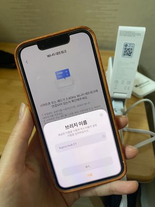아카라 조명 스위치를 누워서 끄는 방법 (스마트 조명 스위치 2구 + 무선 리모트 스위치 1구 T1, 스마트 허브 E1) — 3.5점을 준 리뷰어가 2021년 12월 올린 사용 사진
