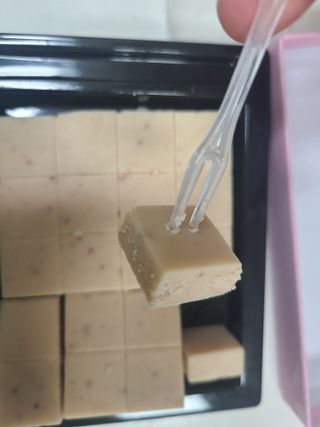 연말/새해선물 딸기 초콜릿 종착역, 건딸기가 상큼하게 씹히는 카카올라 딸기생초콜릿 — 5점을 준 리뷰어가 2021년 10월 올린 사용 사진
