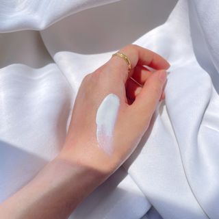 아이레시피 마일드시카 브라이트닝 업 선스크린 SPF50+ PA++++ — 4점을 준 리뷰어가 2023년 6월 올린 사용 사진