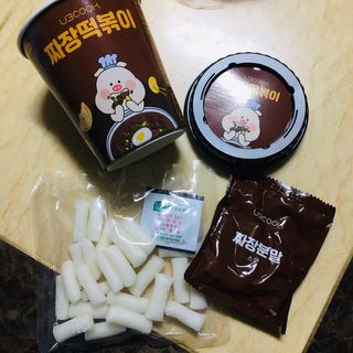 유비쿡 컵떡볶이 매운컵떡볶이2개/ 짜장컵떡볶이 2개  총 4개세트 — 5점을 준 리뷰어가 2021년 2월 올린 사용 사진