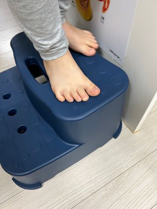 아르브 / 퍼지 2단 유아 아기 욕실 발판 발 디딤대 — 5점을 준 리뷰어가 2022년 12월 올린 사용 사진