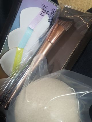 [툴앤썸] 메이크업 브러시로 바르고 호빵 스펀지로 클렌징하는 A-Z 뷰티툴 5종 — 5점을 준 리뷰어가 2021년 1월 올린 사용 사진