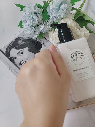 줄라이 모닝 _ JULY MORNING 줄라이모닝 하이드레이팅 퍼퓸드 바디앤핸드 에멀젼 — 5점을 준 리뷰어가 2021년 9월 올린 사용 사진