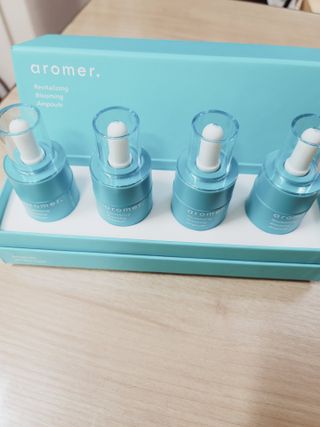 아로메르 리바이탈라이징 블루밍 앰플 10ml x 4ea — 5점을 준 리뷰어가 2021년 8월 올린 사용 사진