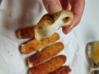 디케이식품(주) 고르곤졸라&모짜렐라 치즈스틱 400g — 4.5점을 준 리뷰어가 2023년 3월 올린 사용 사진