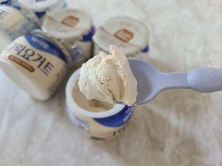 매일바이오 그릭요거트 오리지널 플레인 4개, 로스터리 커피믹스 4개 — 5점을 준 리뷰어가 2021년 12월 올린 사용 사진