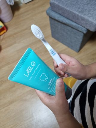 치과에서 쓰는 치약 _ 라벨제로 저불소 꼬마, 키즈, 유아, 베이비, 주니어 안전한 어린이치약 — 5점을 준 리뷰어가 2023년 1월 올린 사용 사진
