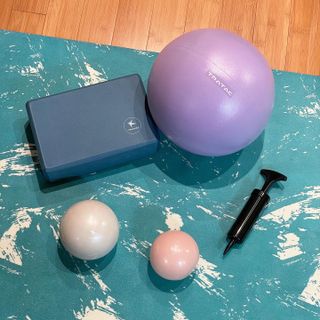[트라택] 홈 필라테스 SET [미니짐볼+웨이트볼(0.5kg&1kg+요가블럭] — 5점을 준 리뷰어가 2022년 7월 올린 사용 사진