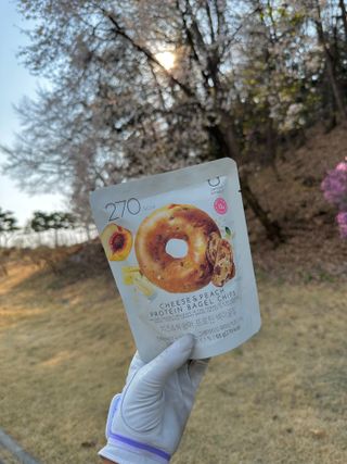 CJ올리브영 베리 & 체리 프로틴 베이글칩 / 치즈 & 복숭아 프로틴 베이글칩 — 5점을 준 리뷰어가 2023년 4월 올린 사용 사진