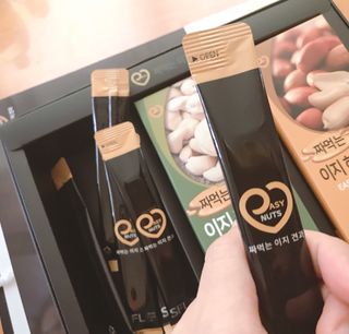 짜먹는 이지견과 짜먹는 이지아몬드, 짜먹는 이지허니피넛, 짜먹는 이지캐슈넛 각 10g X  10포 — 5점을 준 리뷰어가 2021년 4월 올린 사용 사진