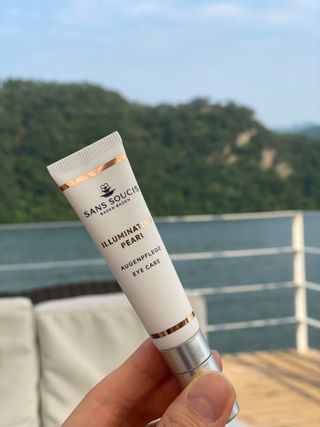 산수시 일루미네이팅 펄 영양 다크서클 스틱 아이 크림 케어 15ml — 5점을 준 리뷰어가 2021년 6월 올린 사용 사진