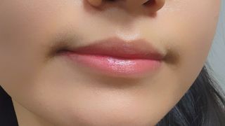 틱톡 [후르디아] 튼입술해결템 올리브영 블루베리 하이드레이팅 허니 립밤 — 5점을 준 리뷰어가 2023년 12월 올린 사용 사진