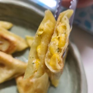 (주)성경순만두 곤약만두.콘치즈만두,삼각당면만두,당면 야끼만두,대구전통 납작만두,떡뽁이 매콤소스,달콤소스 — 5점을 준 리뷰어가 2023년 4월 올린 사용 사진