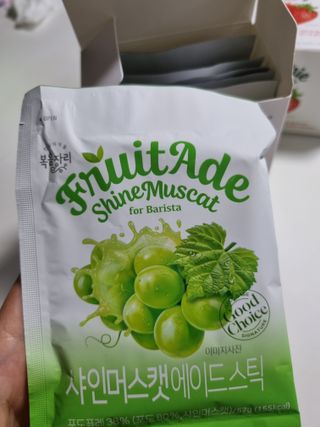 [복음자리] 바리스타 패키지 2종 랜덤발송 (딸기스무디 스틱+샤인머스캣에이드 or 망고스무디+자몽에이드) — 5점을 준 리뷰어가 2022년 7월 올린 사용 사진