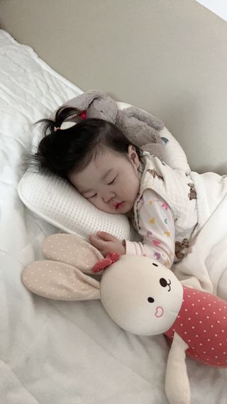 일상유희 newborn 뉴본필로우 아기두상관리베개 — 5점을 준 리뷰어가 2023년 1월 올린 사용 사진