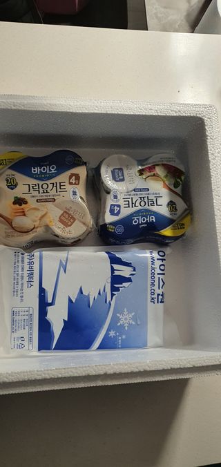 매일바이오 그릭요거트 오리지널 플레인 4개, 로스터리 커피믹스 4개 — 5점을 준 리뷰어가 2021년 12월 올린 사용 사진