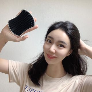 온가족 시원한샴푸 깨끗한두피 샴푸브러쉬 두피스케일링 히트팡블랙에디션 — 4.5점을 준 리뷰어가 2021년 8월 올린 사용 사진