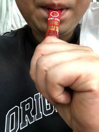 힘내라김홍삼 하루홍삼정스틱 10g x 10포 — 5점을 준 리뷰어가 2021년 3월 올린 사용 사진