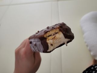 롯데제과 본젤라또 비스킷&바닐라카라멜바, 본젤라또 베리쇼콜라컵 — 5점을 준 리뷰어가 2021년 11월 올린 사용 사진