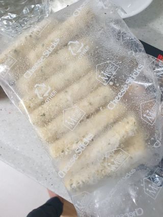 디케이식품(주) 고르곤졸라&모짜렐라 치즈스틱 400g — 4.5점을 준 리뷰어가 2023년 3월 올린 사용 사진