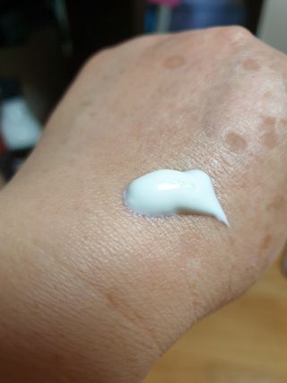 리더스코스메틱 리더스 카밍 바이오틱스 선 에센스 SPF 50+ PA++++ — 5점을 준 리뷰어가 2022년 8월 올린 사용 사진