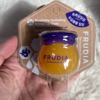 틱톡 [후르디아] 튼입술해결템 올리브영 블루베리 하이드레이팅 허니 립밤 — 5점을 준 리뷰어가 2024년 3월 올린 사용 사진