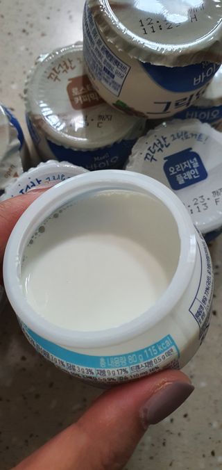 매일바이오 그릭요거트 오리지널 플레인 4개, 로스터리 커피믹스 4개 — 5점을 준 리뷰어가 2021년 12월 올린 사용 사진
