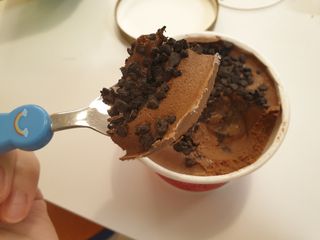 롯데제과 본젤라또 비스킷&바닐라카라멜바, 본젤라또 베리쇼콜라컵 — 5점을 준 리뷰어가 2021년 11월 올린 사용 사진