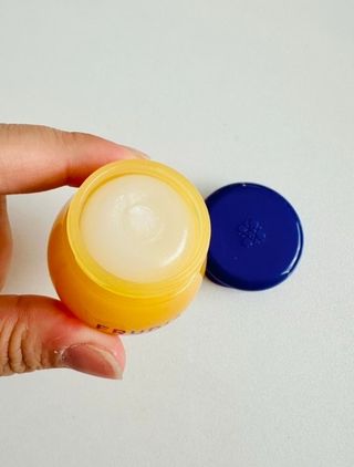 틱톡 [후르디아] 튼입술해결템 올리브영 블루베리 하이드레이팅 허니 립밤 — 5점을 준 리뷰어가 2023년 12월 올린 사용 사진