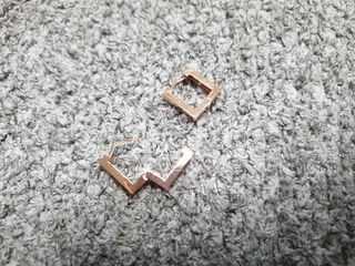 [골드앤디어] 14K 사각 네모 원터치 귀걸이_3color — 5점을 준 리뷰어가 2021년 5월 올린 사용 사진