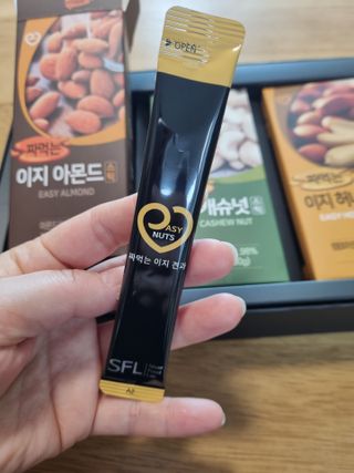 짜먹는 이지견과 짜먹는 이지아몬드, 짜먹는 이지허니피넛, 짜먹는 이지캐슈넛 각 10g X  10포 — 5점을 준 리뷰어가 2021년 4월 올린 사용 사진